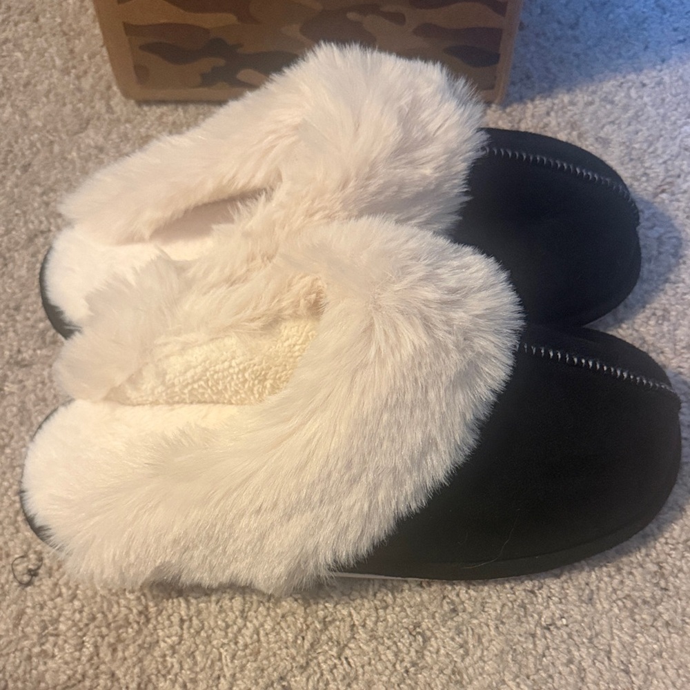 Plush Lined Black Slip-On Women's Slippers with Cream Faux Fur Trim - Picture 2 of 7